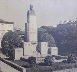 [Monumento a João Franco, Guimarães, ano 1933, escultor: Teixeira Lopes]